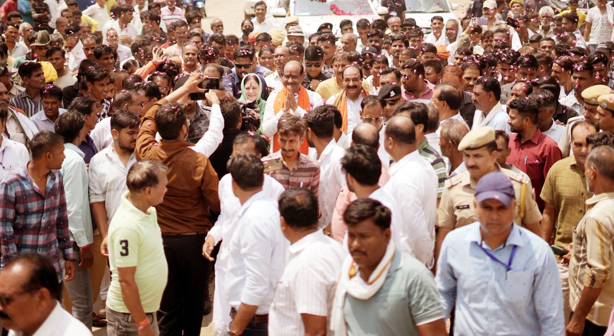 ombirlakota's tweet photo. संसदीय क्षेत्र के रामगंजमण्डी जाते समय आमजन व सामाजिक कार्यकर्ताओं द्वारा किए आत्मिक अभिनंदन से अभिभूत हूं। ये प्रेम, समर्थन और विश्वास ही मेरी सबसे बड़ी शक्ति है। एक बेटे और भाई के रूप में कोटा-बून्दी परिवार के प्रति मेरे कर्तव्यों का सदैव प्रतिबद्धता से निर्वहन करता रहूंगा। https://t.co/d8nxtxNaLC