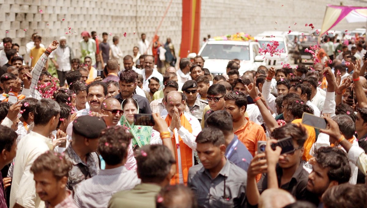 ombirlakota's tweet photo. संसदीय क्षेत्र के रामगंजमण्डी जाते समय आमजन व सामाजिक कार्यकर्ताओं द्वारा किए आत्मिक अभिनंदन से अभिभूत हूं। ये प्रेम, समर्थन और विश्वास ही मेरी सबसे बड़ी शक्ति है। एक बेटे और भाई के रूप में कोटा-बून्दी परिवार के प्रति मेरे कर्तव्यों का सदैव प्रतिबद्धता से निर्वहन करता रहूंगा। https://t.co/d8nxtxNaLC