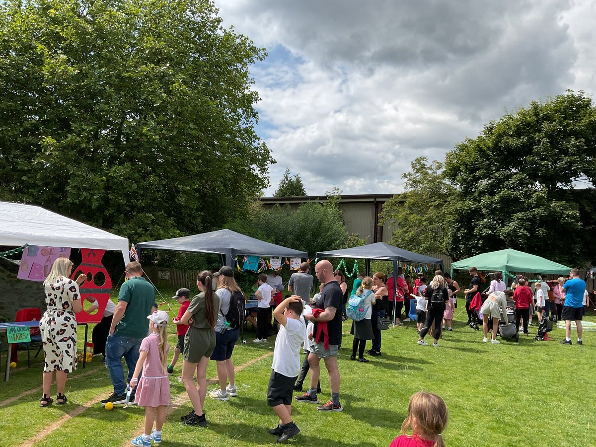 MrPossibleY6's tweet photo. Lots of fun at the summer fair @BoothferryPS @MrsPetchY6 @MrCapewell77 https://t.co/77crQu4pIy