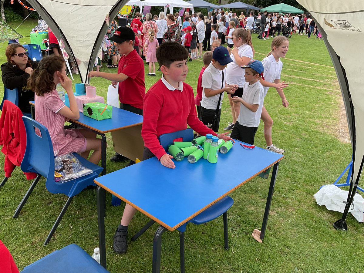MrPossibleY6's tweet photo. Lots of fun at the summer fair @BoothferryPS @MrsPetchY6 @MrCapewell77 https://t.co/77crQu4pIy