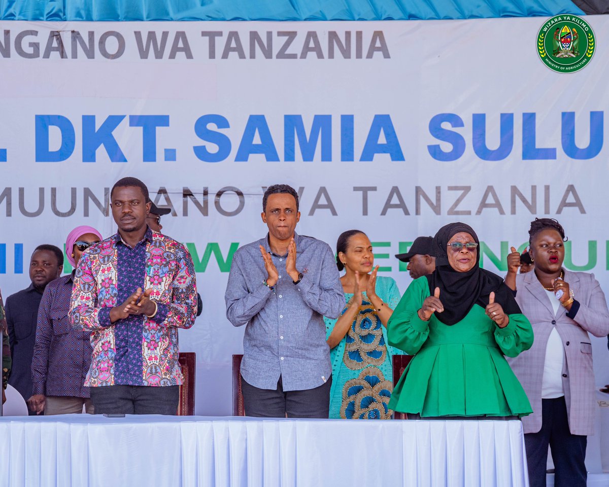 HusseinBashe's tweet photo. Ziara ya Mhe Rais Dkt @SuluhuSamia inaendelea Mkoani Rukwa leo. 

Kilimo ndio shughuli kuu ya kiuchumi katika Mkoa wa Rukwa. Kwa miaka mingi Kilimo kimekuwa kikiwapatia wakazi wa Rukwa chakula cha kutosheleza mahitaji na kuwa na ziada ambayo huuzwa kwa Wakala wa Taifa wa Hifadhi ya Chakula na wanunuzi wengine ndani na nje ya Mkoa huu. 

Mkoa una eneo la hekta 1, 660,600 zinazofaa kwa kilimo.

Mazao yanayolimwa kwa wingi katika Mkoa huu ni pamoja na Mahindi, Mpunga, Ulezi, Alizeti, Maharage, Ngano, Mtama na Muhogo.

📍 Viwanja vya Mandela

#Agenda1030