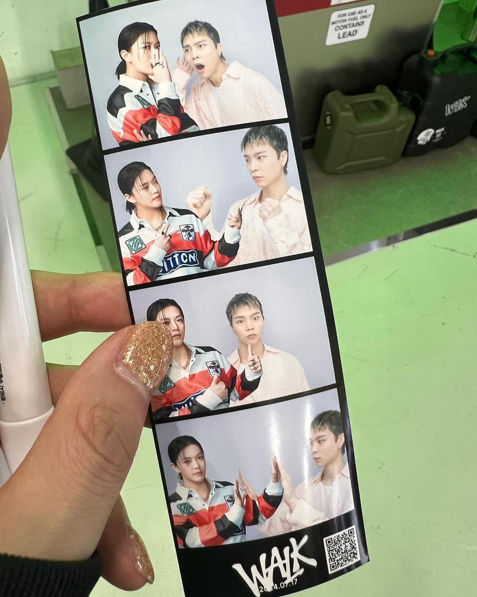 JOHNYUZIP's tweet photo. johnny taking photobooth pics with the yuta frame 😆 https://t.co/BR1ngXnvIb