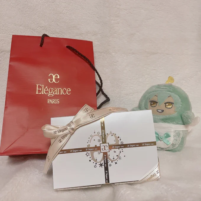 妹から誕生日プレゼントにエレガンスもらっちゃいました……めちゃくちゃ綺麗な色〜〜〜!!!早く使いたい…… 