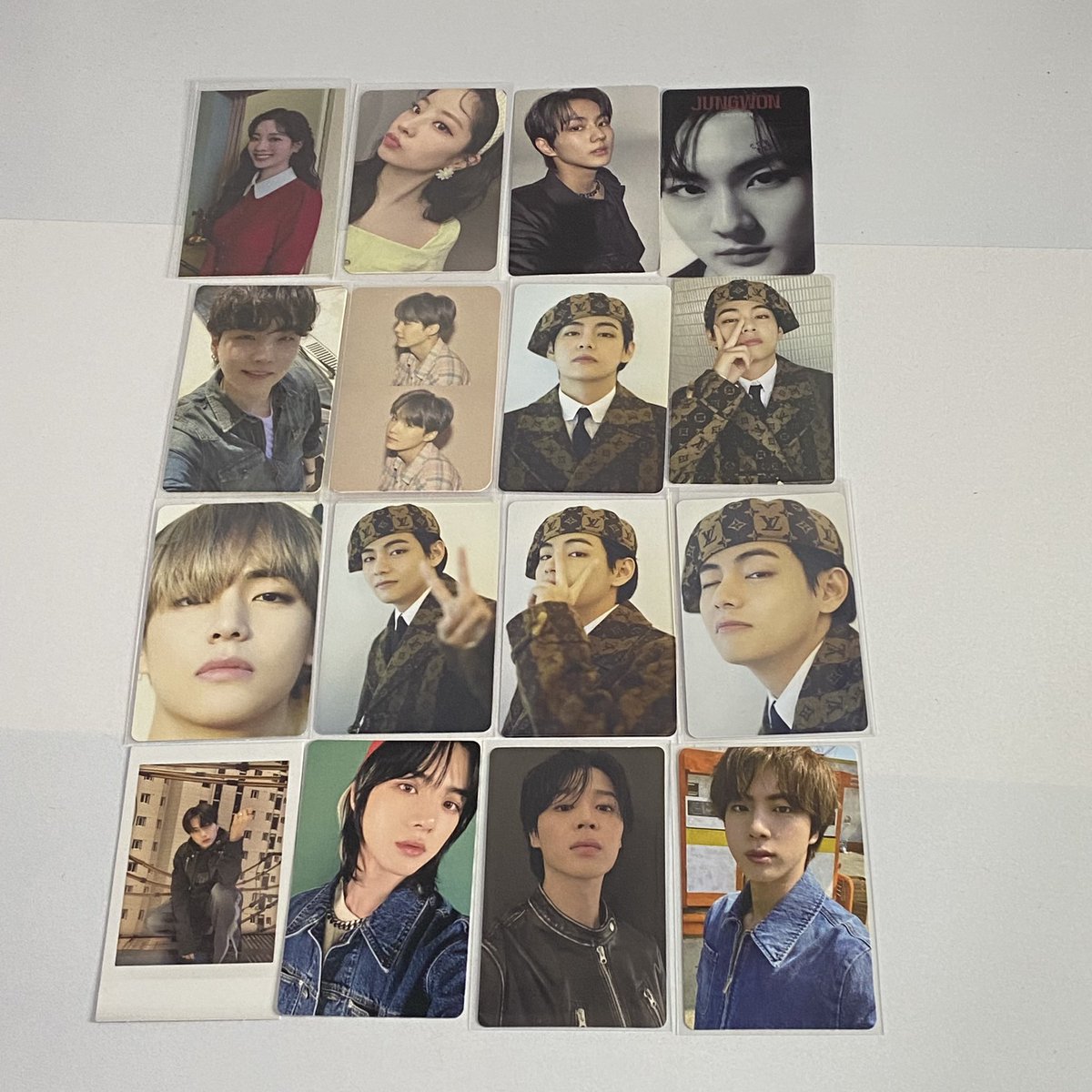 2902CART's tweet image. wts lfb kpop photocards ph 

𐙚 will be strictly sold as set
𐙚 set - ₱500 + pf + sf 
𐙚 good condi
𐙚 x to sensitive buyers 
𐙚 payo or 1 wk reservation 

💌 dm to claim ! 

🧷 kpop bts twice enhypen txt suga dahyun jungwon jay suga yoongi taehyung v jimin jin set me free wts
