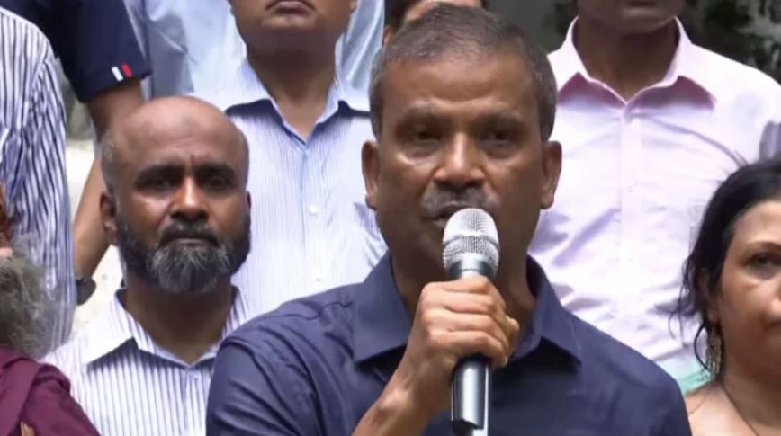 আসিফ নজরুল স্যার- 
আপনি সহ আজ যেসকল সন্মানিত শিক্ষকরা ছাত্রদের পাশে দাঁড়ালেন এই মহৎ কাজটি বাংলাদেশের জনগন মনে বছরের পর বছর শ্রদ্ধার সাথে স্মরন রাখবে।।