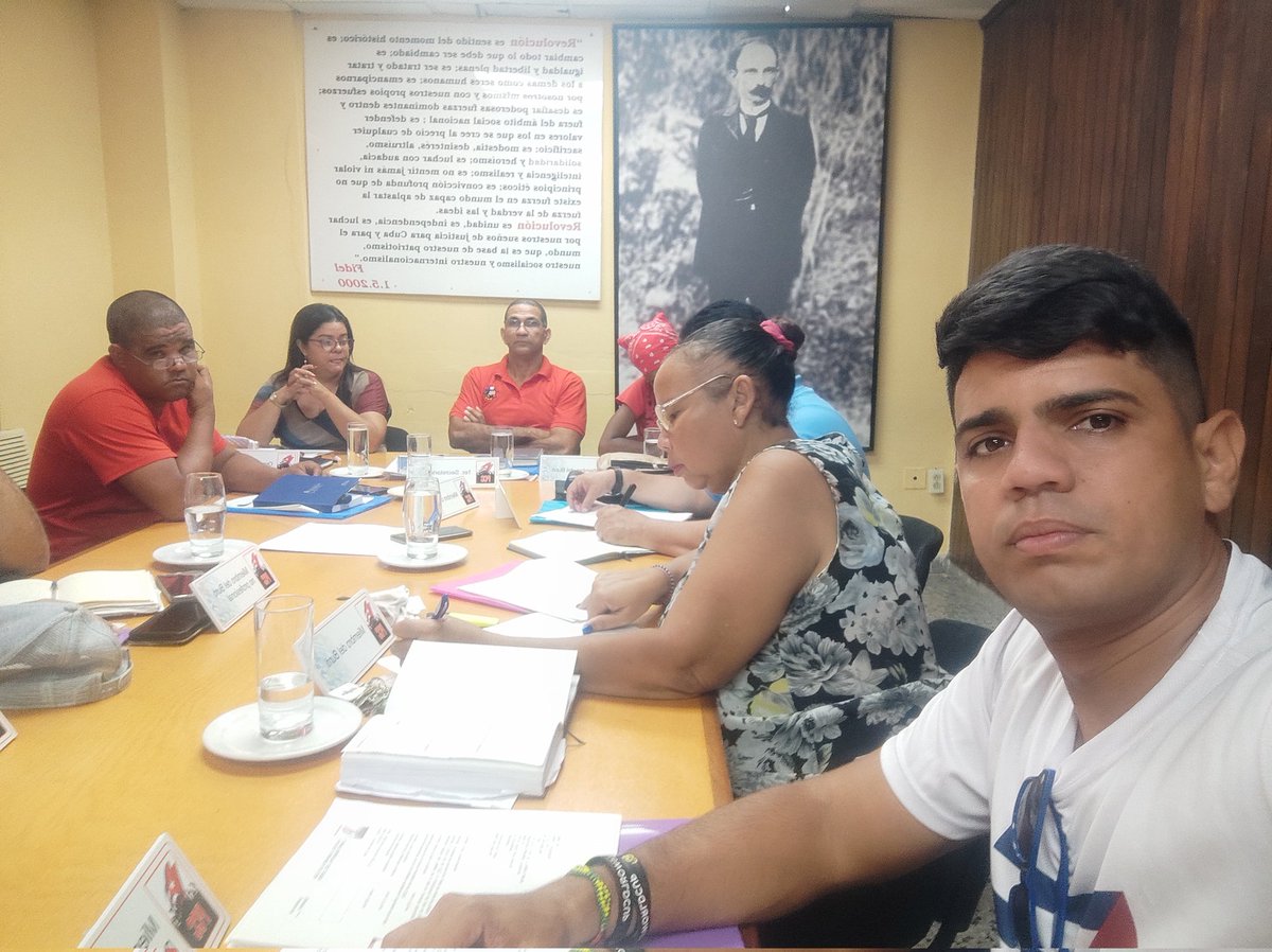 Comité Municipal del PCC en el Cerro (@pcccerro_cuba) on Twitter photo Con la presencia de <a href="/Aymara79678346/">Aymara Guzmán Carrazana</a> comienza el Buró Municipal del <a href="/PartidoPCC/">Partido Comunista de Cuba</a> en el #Cerro. Haciendo Revolución con disciplina, organización, responsabilidad y con la unidad como premisa. #CubaVsBloqueo #CubaEsRevolución Con la presencia de <a href="/Aymara79678346/">Aymara Guzmán Carrazana</a> comienza el Buró Municipal del <a href="/PartidoPCC/">Partido Comunista de Cuba</a> en el #Cerro. Haciendo Revolución con disciplina, organización, responsabilidad y con la unidad como premisa. #CubaVsBloqueo #CubaEsRevolución