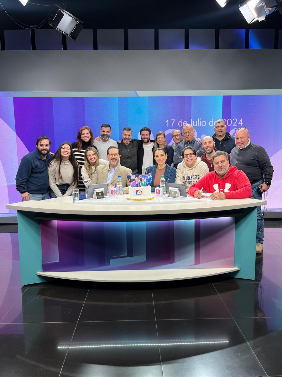 mrodrigfeed's tweet photo. - ¿Te animás a ser el productor de un programa nuevo en la mañana? - me dijeron hace un tiempo en el canal. Hoy esa pregunta llamada  @8AM_uy cumple su primer año de vida. 💙☺️🙌📺 Un proyecto hermoso con un equipo hermoso. 

#siguerodando 

💙🙌🎼☺️ https://t.co/APfSY5swqf