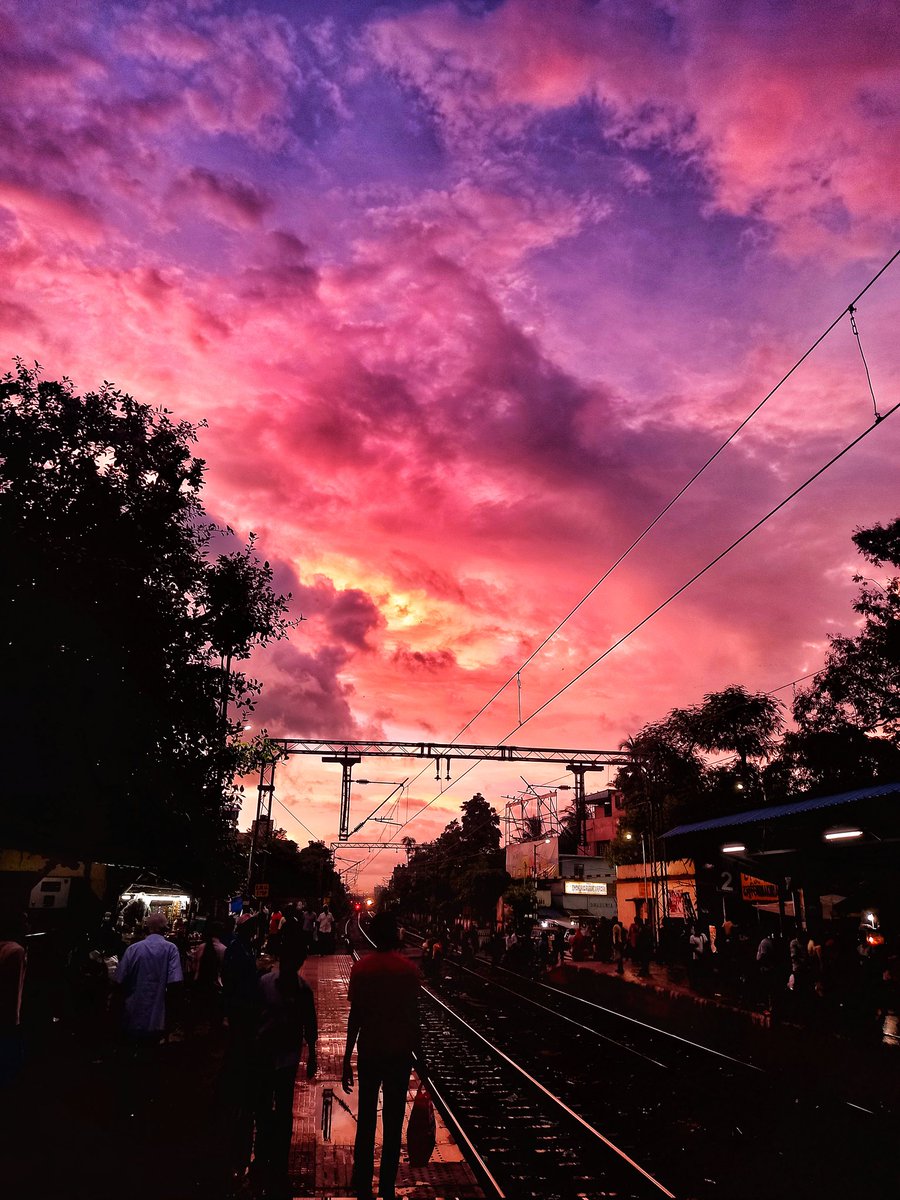 হেমন্ত মুখোপাধ্যায়ের কন্ঠস্বরের মতো রঙ
#streetphotography #sky #kolkata #rains #bengal
