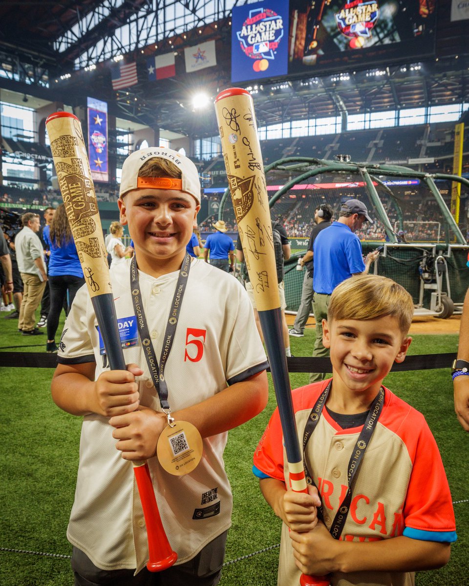 onlocationexp's tweet image. The boys &amp;amp; their bats 💪 Almost ran out of room with the all the autographs they racked up! #AllStarGame #OnlyWithOnLocation