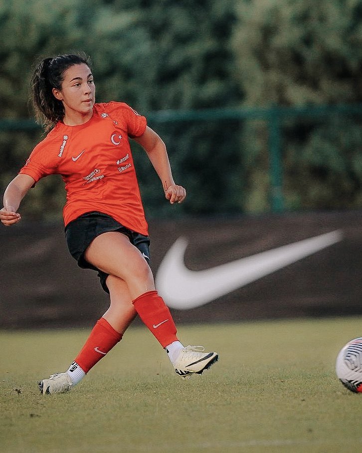 Congrats to Halle on her senior debut for Turkey 🇹🇷! 👏

<a href="/MilliTakimlar/">Türkiye #BizimÇocuklar 🇹🇷</a> and <a href="/hallehoussein/">Halle Houssein (Şensizoğlu)</a> are heading to the <a href="/WEURO2025/">UEFA Women's EURO</a> play-offs! 🤝