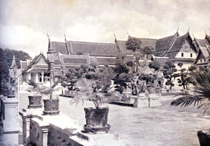 Kadeesayong's tweet photo. กำแพงวังที่สูงใหญ่มีเวรยามเฝ้าอย่างแน่นหนา แต่เหลือเชื่อที่ครั้งนึงเคยมีผู้ร้ายแอบปีนข้ามไปทำอนาจารสาวชาววังและข่มขืนเจ้าจอมมาแล้ว (มีต่อ) https://t.co/0yiUWOtvTZ