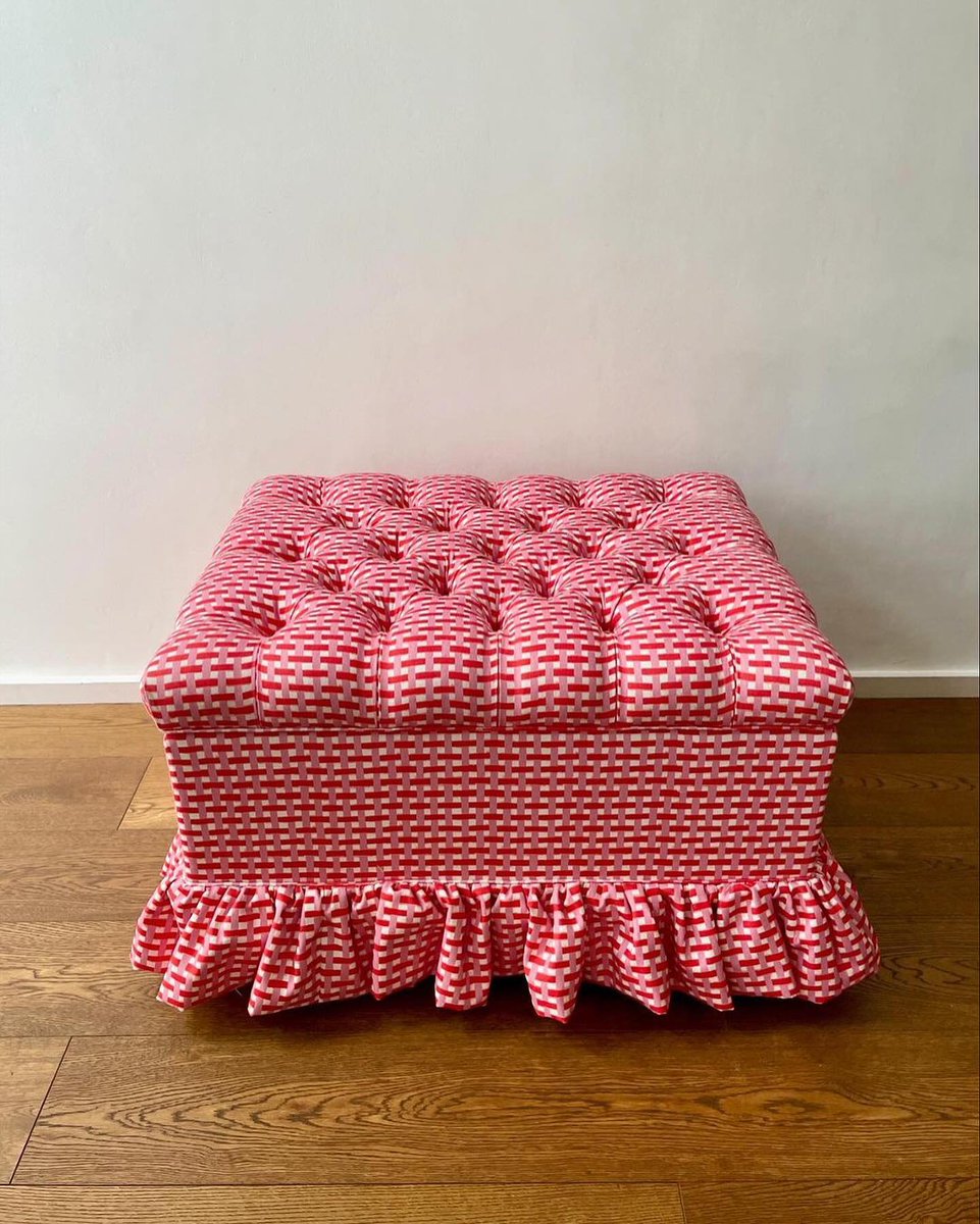 THE_AMUSF's tweet image. CHECK this out! 

This stunning upholstered box has been crafted beautifully by AMUSF student Susannah Douglas ready for submission for Stage 1 assessment 🤩

📸 Susannah Douglas

#amusfstage1 #amusf #learnupholstery #upholstery