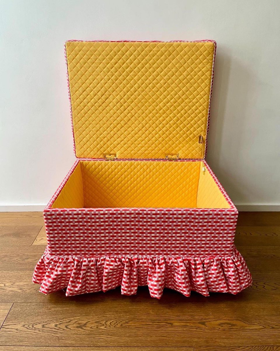 CHECK this out! 

This stunning upholstered box has been crafted beautifully by AMUSF student Susannah Douglas ready for submission for Stage 1 assessment 🤩

📸 Susannah Douglas

#amusfstage1 #amusf #learnupholstery #upholstery