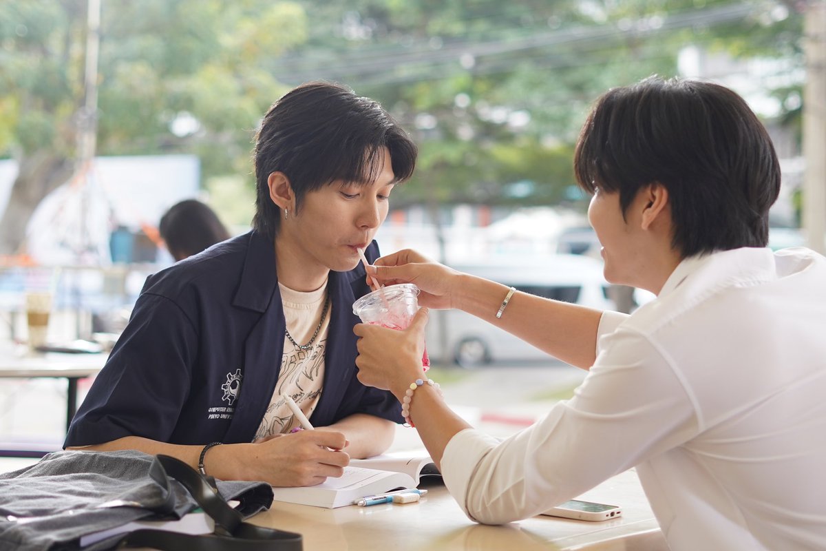 WeAreSeriesTH's tweet photo. แก๊งวิดวะคนอื่นจะเรียนก็เรียนไป เพราะพี่แทนพอใจที่จะนั่งจีบแฟนอยู่ตึกถาปัดไปวันๆ คับ

#WeAreSeriesFinalEP
@tnbau1 @besevboom https://t.co/LAL2AQXWut
