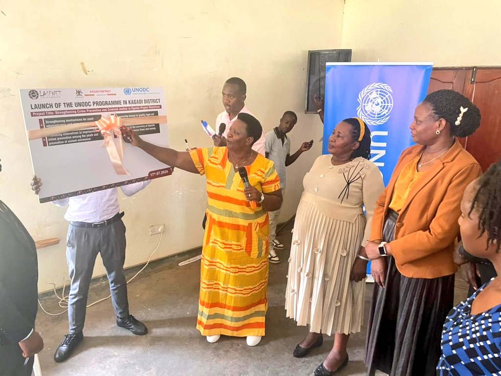 LaspnetUganda's tweet photo. Today's meeting has climaxed with the signing of an MOU,official launch of the @UNODC_EA progamme as well as handing over equipment to the district leadership. 

#LASPNETUNODCProgramme https://t.co/8Dn1YgzJKI