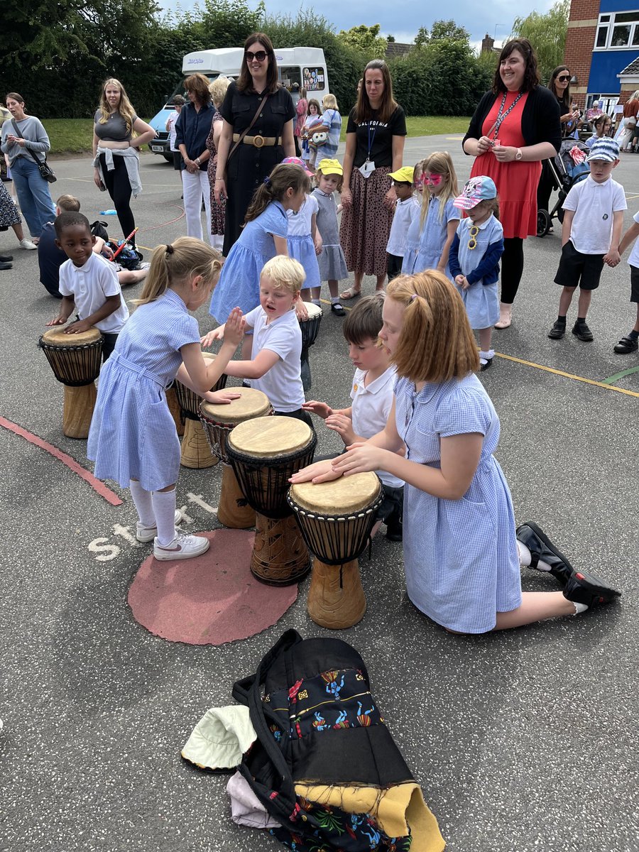 Y2Auckleyschool's tweet photo. Some more fabulous drumming at our School Fayre! #africandrumming #performingtogether https://t.co/zjfB1utWRd