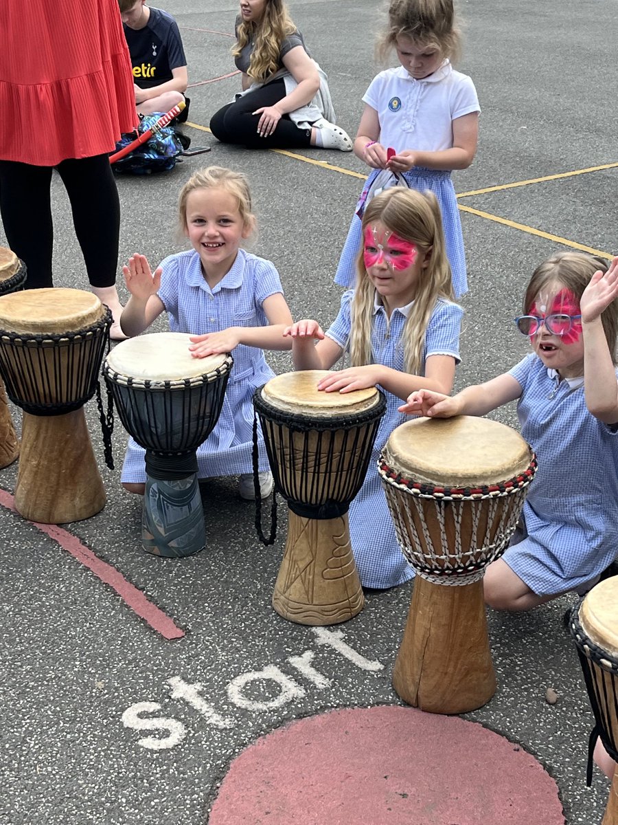 Y2Auckleyschool's tweet photo. Some more fabulous drumming at our School Fayre! #africandrumming #performingtogether https://t.co/zjfB1utWRd