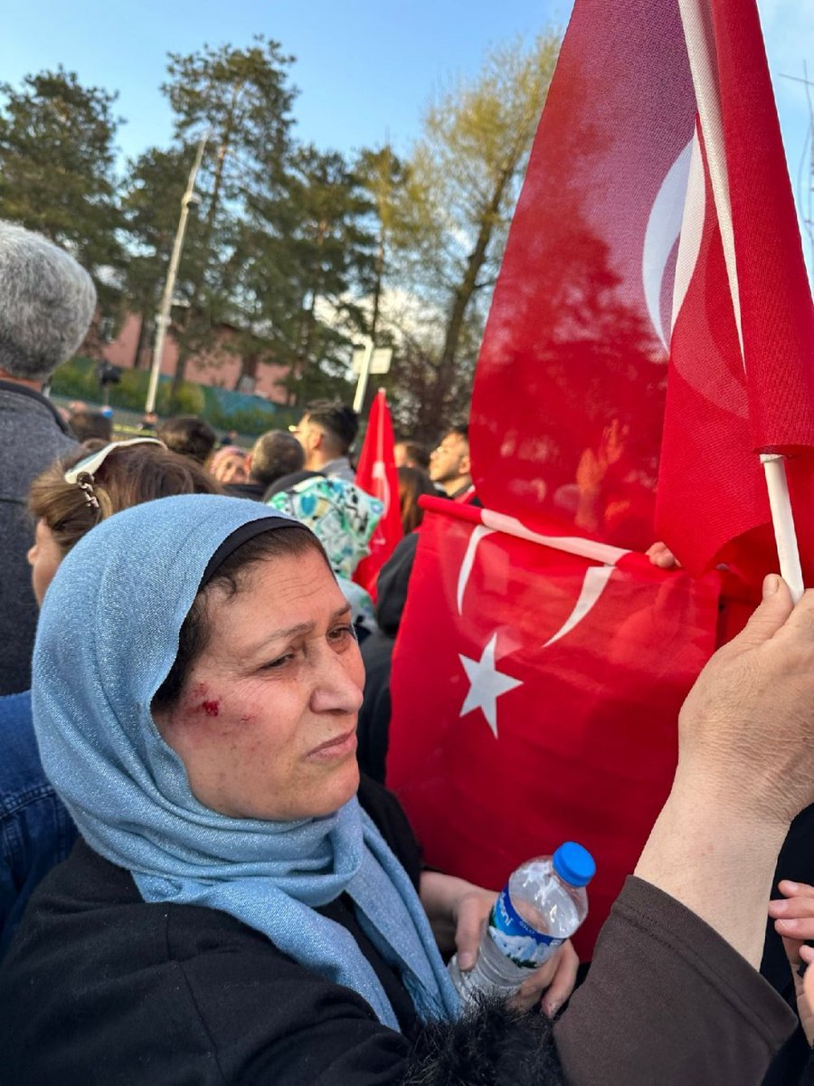 birolakbaba's tweet photo. miting için toplanmış yüzlerce insan ve imamoğlu ekibini uzun süre taş yağmuruna tuttular. birçok kişi ciddi şekilde yaralandı. konuşma yapılacak otobusün neredeyse sağlam camı kalmadı. ortada tonla görüntü var. anacak bir kişi bile tek bir gün hapis cezası almıyor. https://t.co/oR6XUPHfSU