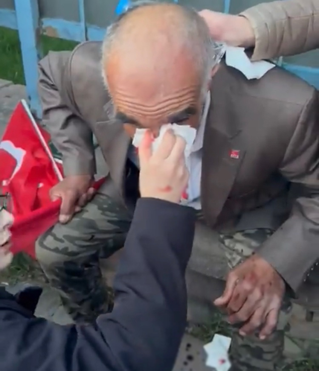 birolakbaba's tweet photo. miting için toplanmış yüzlerce insan ve imamoğlu ekibini uzun süre taş yağmuruna tuttular. birçok kişi ciddi şekilde yaralandı. konuşma yapılacak otobusün neredeyse sağlam camı kalmadı. ortada tonla görüntü var. anacak bir kişi bile tek bir gün hapis cezası almıyor. https://t.co/oR6XUPHfSU