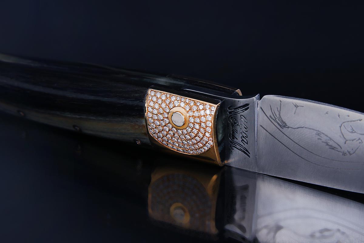 The skilled artisan, Massimo Manca, crafts knives in his laboratory in the mountain village of Pattada, central north Sardinia. Clients include Ferrari, Ducati, the royal families of Monaco and Dubai and private collectors

rebeccainsardinia.com/.../manca-arti…

#RebeccainSardiniaLifestyle