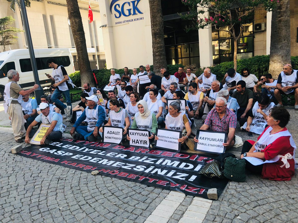 DEMizmir's tweet photo. Hakkari’de gerçekleştirilen kayyım darbesine karşı Adalet Nöbetimiz devam ediyor.

#KayyımDarbedir
#KayyımGasptır
#KayyımDefol https://t.co/rsofjM5tTc