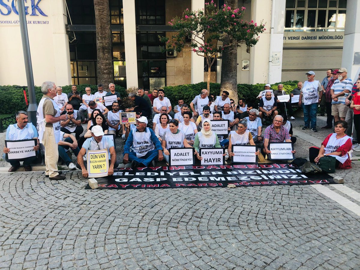 DEMizmir's tweet photo. Hakkari’de gerçekleştirilen kayyım darbesine karşı Adalet Nöbetimiz devam ediyor.

#KayyımDarbedir
#KayyımGasptır
#KayyımDefol https://t.co/rsofjM5tTc