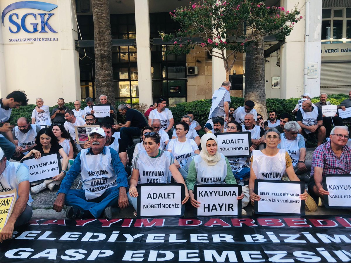 DEMizmir's tweet photo. Hakkari’de gerçekleştirilen kayyım darbesine karşı Adalet Nöbetimiz devam ediyor.

#KayyımDarbedir
#KayyımGasptır
#KayyımDefol https://t.co/rsofjM5tTc