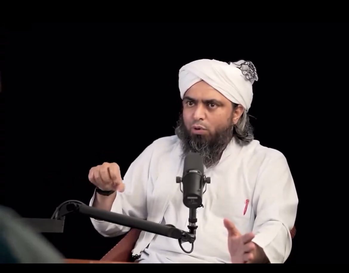 سیاسی مہرہ مرزا انجینئر صبح شام عمران خان پر تہمتیں اور جھوٹے تبصرے کرنے کے لئے بِک چکا ہے۔ 
جناب سمجھ رہے کہ بہت مقبول دینی رہنما ہے اور یہ اپنے جھوٹ سے عمران خان کو لوگوں کے دلوں سے نکال لے گا۔
مرزا صاحب جو چند ٹکے یا مغروری میں جھوٹ بول سکتا ہے، وہ دینی رہنما نہیں ہو سکتا۔