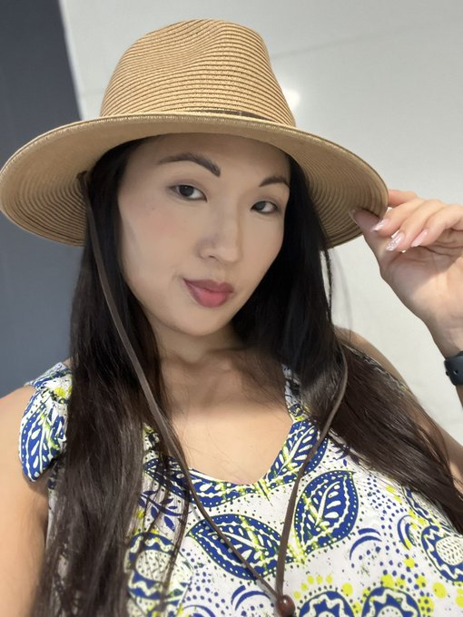 Last minute FMTY to Hawaii.   And yes, I got acrylics and a pedi for this client. Plus, with me going