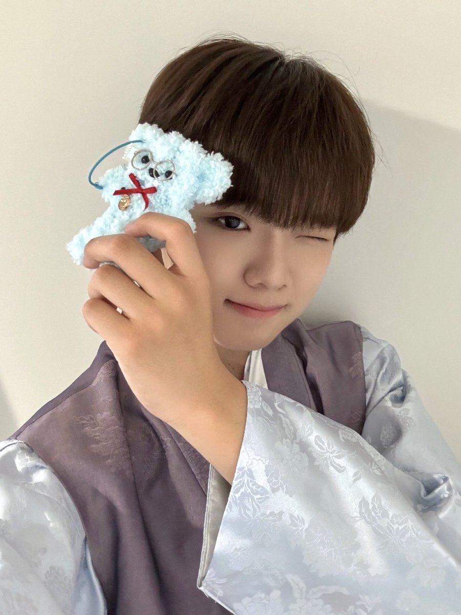 thewind_twt's tweet photo. [#안찬원] 위즈~~ 저의 첫 mc 어땠나요(?^?)
현수도 귀엽게 잘 만들었죠?🩵 https://t.co/WT6V2mvjEH