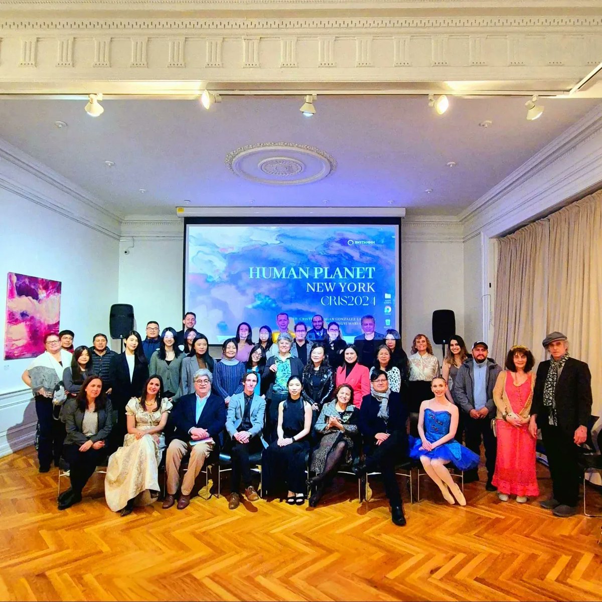 CrisRRII's tweet photo. 🌏 HUMAN PLANET BY CRIS

📆 April 2024
🇦🇷 Consulate of Argentina in New York
🇺🇲 Manhattan, US
🗽 Rhythmmm Gallery

Full room in New York!  Beautiful night at my first Solo Exhibition! We lived an evening of painting, music, science, poetry, audiovisuals, dance, VR &amp; architecture. https://t.co/ARAwO5NVy1