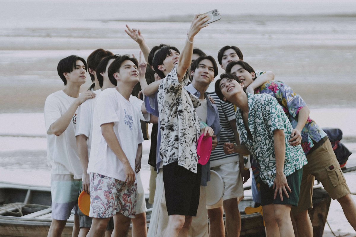 WeAreSeriesTH's tweet photo. อยากมีพวกมึงไปเที่ยวด้วยกันแบบนี้ทุกที่เลย #WeAreSeriesFinalEP :) https://t.co/ztYVEhgv52