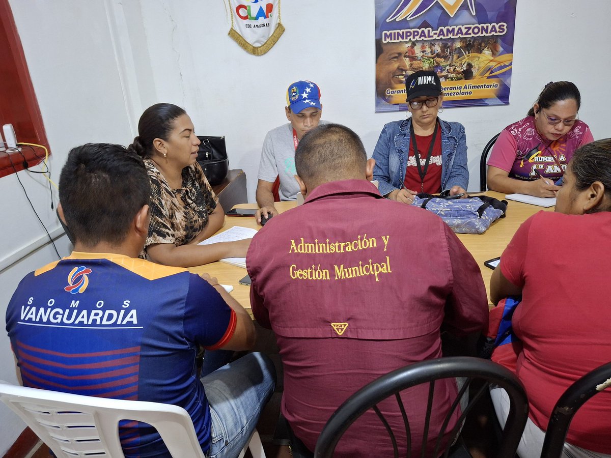 SunagroAma's tweet photo. 📸 Estado Mayor de Alimentación de Amazonas (EMA),  se reunió en las instalaciones del @MinAlimenVen en la entidad con el propósito de planificar y organizar el acto de entrega del Kit Trabuco CLAP y combos alimenticios a los abuelos y abuelas de la Patria.

#VenezuelaSegura https://t.co/V82eqtedlp