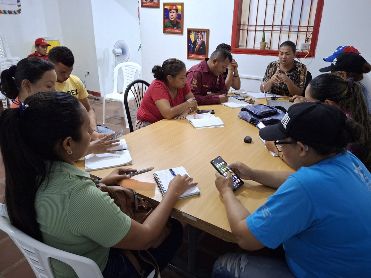 SunagroAma's tweet photo. 📸 Estado Mayor de Alimentación de Amazonas (EMA),  se reunió en las instalaciones del @MinAlimenVen en la entidad con el propósito de planificar y organizar el acto de entrega del Kit Trabuco CLAP y combos alimenticios a los abuelos y abuelas de la Patria.

#VenezuelaSegura https://t.co/V82eqtedlp