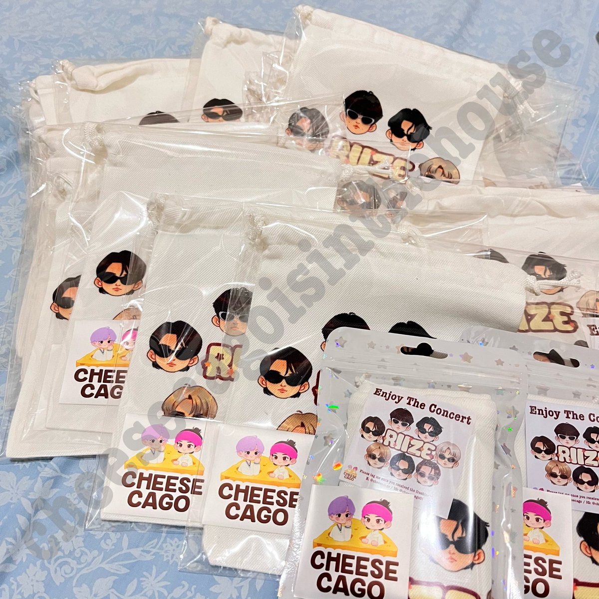 BRIIZE nanti di fancon bantuin abisin freebies aku yaaa 🥹
ini pouch nya bisa buat toiletries, bisa buat makeup kit, bisa juga taro RIIZE disini 😶

Drawings yg menggemaskan ini hasil karya my one and only <a href="/M00NTOUR/">fau</a> 🥹 maaciiihh bebeh 🫶🏻