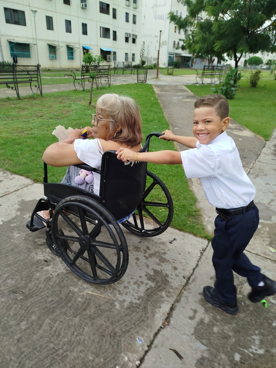 CESARMOGOLLONG's tweet photo. Hoy se nos gradúa el catire y el sin su abuela no le gusta salir! Dios le de mucha vida a mi viejita para que disfrute cada etapa de mis hijos https://t.co/ciLmn6E1fB