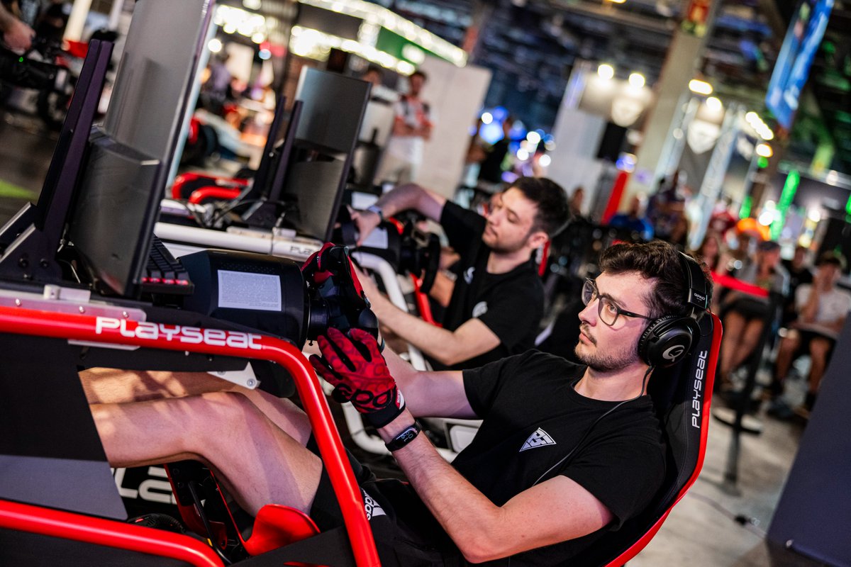 OpenWorldNowcom's tweet photo. ¡Qué fin de semana pasamos! 🚀🏁

El torneo de F1 organizado por @VRacingAcademy  junto a @photoracertv  fue espectacular.

Los mejores pilotos de F1 se lucieron en Valencia y el stand de simracing vibró con el rugido de los motores 🏎️💨
 
📸 @hara_amoros y Andrés Gutierrez https://t.co/ysNWlWZqB5