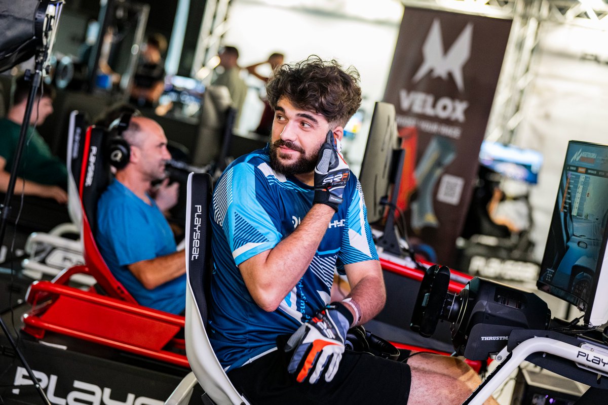 OpenWorldNowcom's tweet photo. ¡Qué fin de semana pasamos! 🚀🏁

El torneo de F1 organizado por @VRacingAcademy  junto a @photoracertv  fue espectacular.

Los mejores pilotos de F1 se lucieron en Valencia y el stand de simracing vibró con el rugido de los motores 🏎️💨
 
📸 @hara_amoros y Andrés Gutierrez https://t.co/ysNWlWZqB5