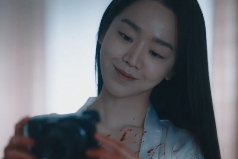 iconickdramas's tweet photo. Following (2024) 

About a realtor who habitually sneaks into his clients' homes. His obsession with a social media influencer leads him to her apartment, where he makes a shocking discovery: the influencer is dead!

A 10/10 mystery thriller starring Byun Yohan, Shin Haesun, and Lee El that is full of twists and intense acting from the leads!