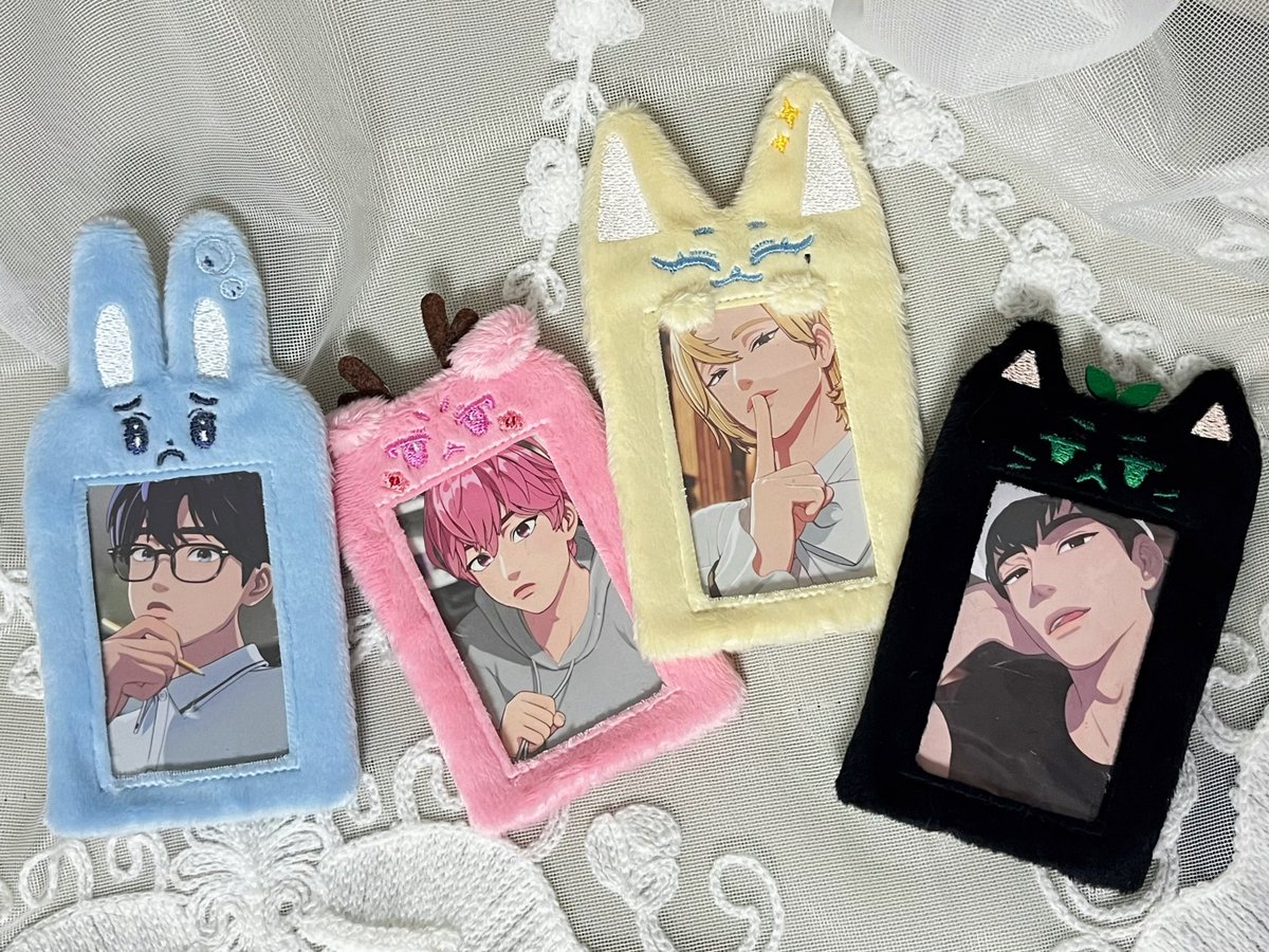 다섯명 다 편하게 들고 다니려고
주문 제작한 털 포카홀더가 왔어요🥹🫶
실물이 훨씬.. 훠얼씬 귀여워..
요구 사항도 완전 꼼꼼하게 다 들어주시고..
사장님 최고에요... 
(타래에 자세한 후기와 홀더 앞뒷면 사진)
<a href="/flxffy93/">fluffy (털 포카홀더 제작)</a>