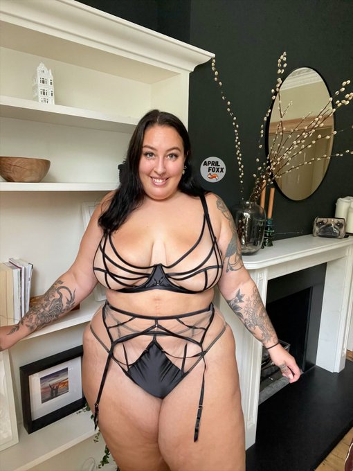 1 pic. Obsessed with my new lingerie from @PlayfulPromises ?? https://t.co/YQdfLKNSHo
