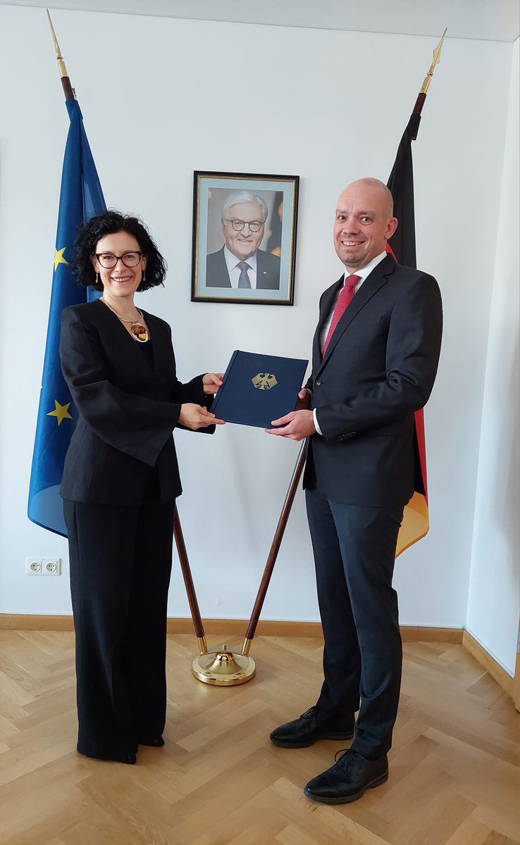 AIPG is proud to announce the launch of its pilot project, "Unpacking the Past - Strengthening Democratic Resilience and Human Rights through Education and Youth Empowerment"!

Supported by the German Embassy in #Bucharest and @KASOstSuedost 

#YouthEmpowerment #Education