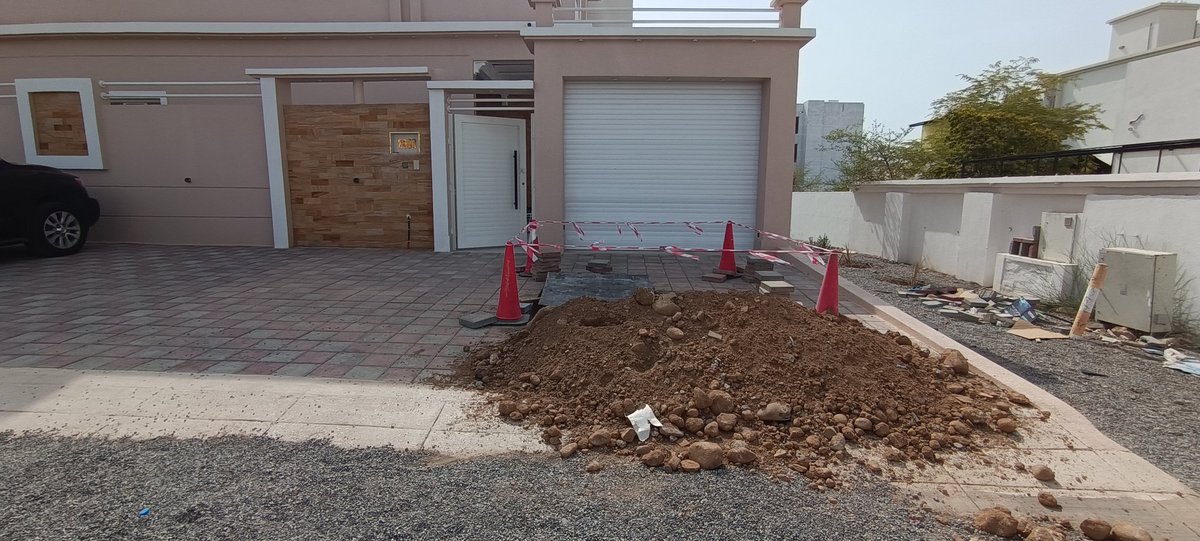 bahlani9's tweet photo. @TRA_OMAN @omanbroadband
مسائكم جميل، الموضوع: تم حفر حفرة من أجل اصلاحها منذ ما يقارب الثلاث أسابيع أمام باب منزلي.. قدّمت بلاغات وليس بلاغًا بذلك، 1. مكان الخفرة أمام الباب الرئيسي مباشرة يمنع دخولي وخروجي!
2. الحفرة غير آمنة المكان به أطفال وخروج ودخول!! https://t.co/xIRdpTbGZY