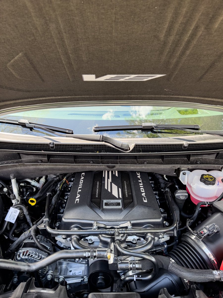 alllcarnews's tweet photo. The @Cadillac Escalade V is a force to be reckoned with and this example we got to test featured a hand built V8 by Courtney Hughes! 

Shout out to all at the GM Performance Build center putting in hard work and craftsmanship on the daily. 🇺🇸 

https://t.co/QsZuzaIJZp https://t.co/LUFpFyra0q