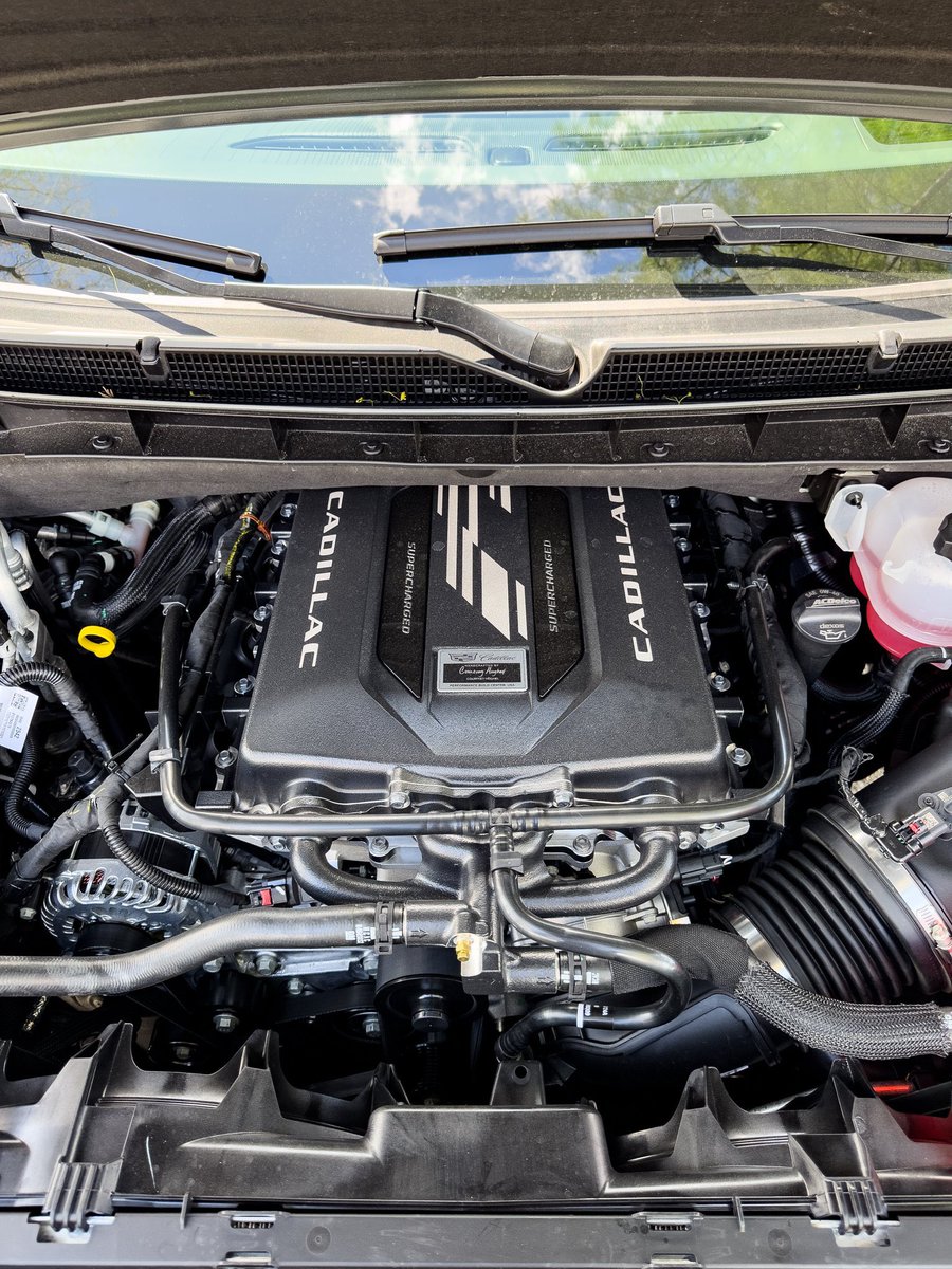 alllcarnews's tweet photo. The @Cadillac Escalade V is a force to be reckoned with and this example we got to test featured a hand built V8 by Courtney Hughes! 

Shout out to all at the GM Performance Build center putting in hard work and craftsmanship on the daily. 🇺🇸 

https://t.co/QsZuzaIJZp https://t.co/LUFpFyra0q