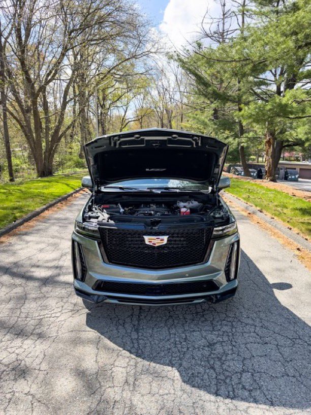 alllcarnews's tweet photo. The @Cadillac Escalade V is a force to be reckoned with and this example we got to test featured a hand built V8 by Courtney Hughes! 

Shout out to all at the GM Performance Build center putting in hard work and craftsmanship on the daily. 🇺🇸 

https://t.co/QsZuzaIJZp https://t.co/LUFpFyra0q