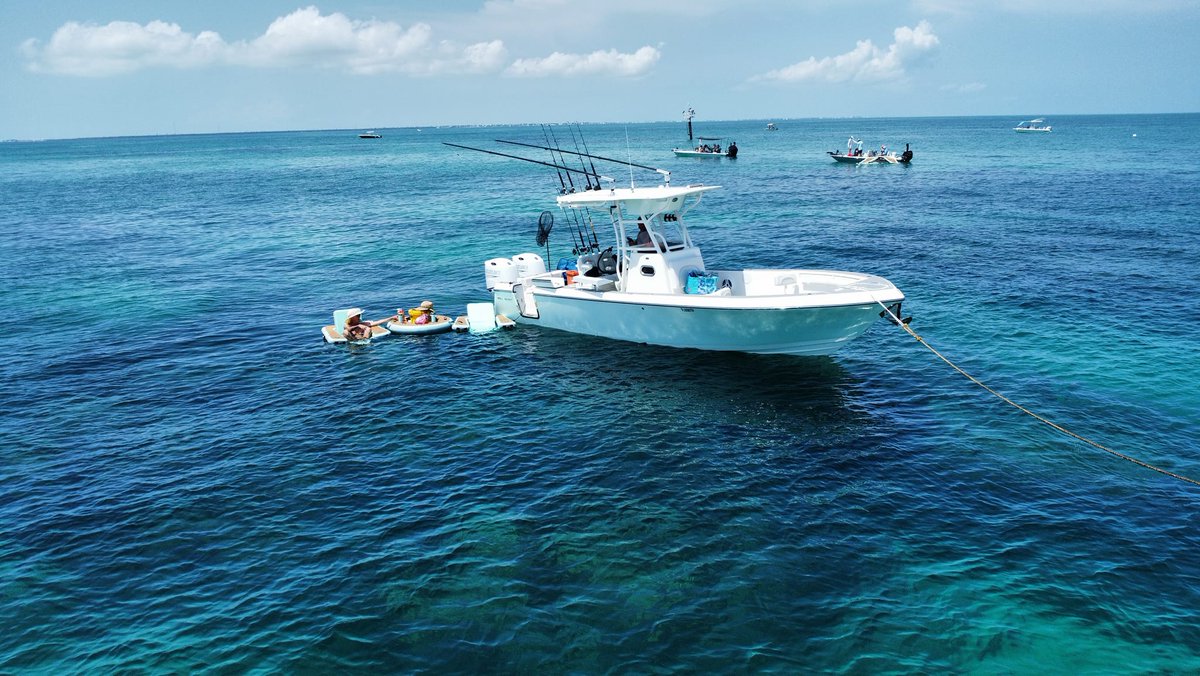 SeaBornBoats's tweet photo. 🌴☀️ Nothing beats a day of play on the water with your Sea Born LX26! The vibe is real! 🛥️🎣🌊 #SeaBornBoats #LX26 #BoatLife #WaterPlay #SummerFun #OceanVibes https://t.co/Y7yJpeqVp6