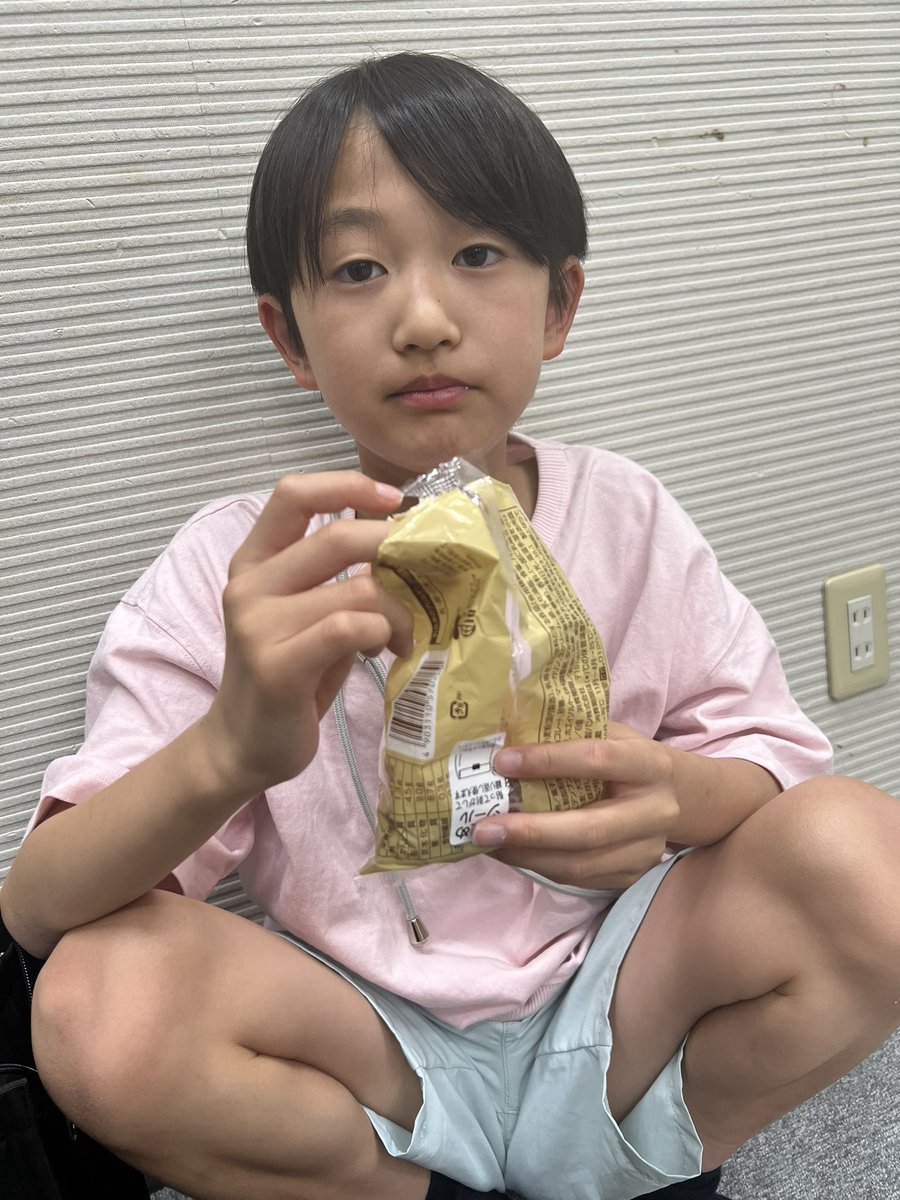 mini24yuga's tweet image. 撮影の合間に🤭🤤

スコーンだよ😁

 #クラージュキッズ
  #木田悠雅