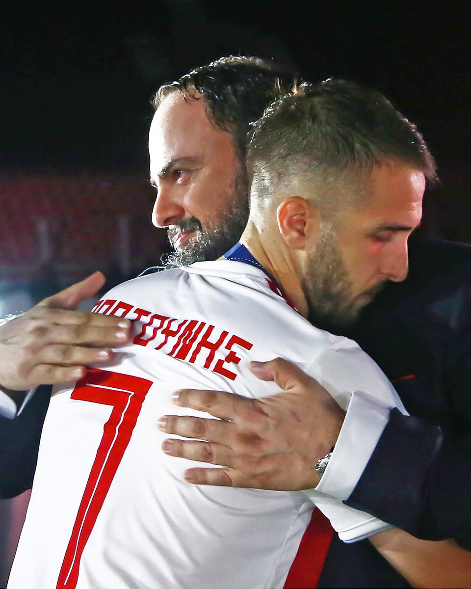 olympiacosfc's tweet photo. Μετά από πολλά χρόνια με νίκες, χαρές, ευρωπαϊκές νύχτες μεγαλείου, θριάμβους και τίτλους αλλά και δοκιμασίες ήρθε η ώρα να αποχαιρετίσουμε τον Κώστα Φορτούνη, έναν ποδοσφαιριστή που έγραψε με το ταλέντο του χρυσές σελίδες στο βιβλίο της Θρυλικής μας Ιστορίας, με αποκορύφωμα την υπέρτατη στιγμή να σηκώσει το ευρωπαϊκό τρόπαιο έχοντας το περιβραχιόνιο του αρχηγού.

Ο Κορυφαίος Έλληνας ποδοσφαιριστής της τελευταίας δεκαετίας ήρθε στον Ολυμπιακό από μικρό παιδί και αποχωρεί αρχηγός, επιτυχημένος ποδοσφαιριστής και εξαιρετικός οικογενειάρχης.

Ο Ολυμπιακός έκανε κάθε προσπάθεια και κάθε αναγκαία υπέρβαση για να μείνει ο Κώστας όμως πήρε μια άλλη απόφαση και όλη η οικογένεια του Ολυμπιακού, που είναι και δική του δεύτερη οικογένεια, σέβεται αυτή την επαγγελματική επιλογή του. Και κανείς από την οικογένεια του Ολυμπιακού δεν πρέπει να πικραίνει αυτό το προσωρινό αντίο. Μόνο καλά λόγια.

Κώστα, σε ευχαριστούμε για τις αναμνήσεις και σου ευχόμαστε επιτυχίες, υγεία και όλα τα καλά στο νέο σου ποδοσφαιρικό ταξίδι.

Και όσο μακρινές και να είναι οι θάλασσες που επέλεξες να ξέρεις ότι πάντα έχεις μια θέση στο Λιμάνι της καρδιάς μας.

Βαγγέλης Μαρινάκης
ΠΑΕ Ολυμπιακός 

#Olympiacos #Fortounis #ThankYou #Captain #Legend #Family #Piraeus #Greece