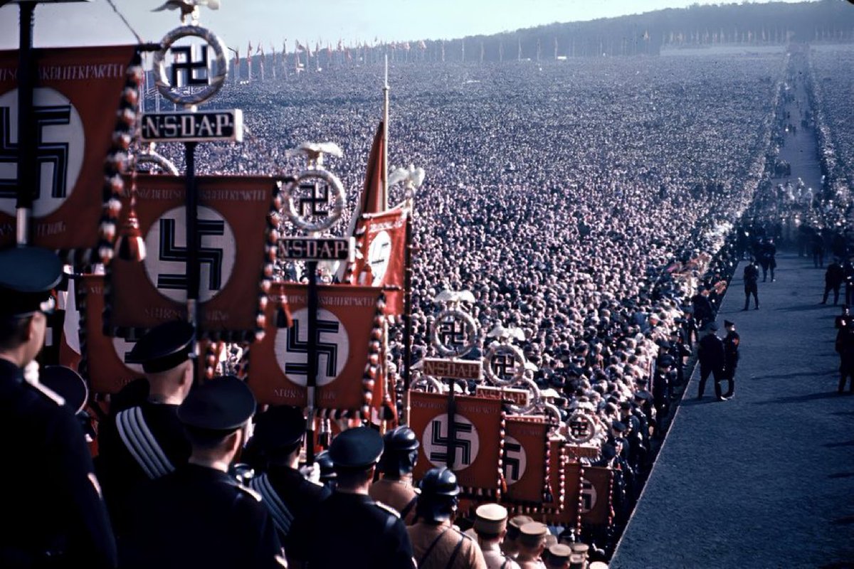 dusunbildergisi's tweet photo. “Hitler’in en korkunç suçu, yalanı ve aldatmayı saygın bir konuma getirmiş olması ve binlerce yıldır suç olarak görülen şeylerin devlet sanatı ve yaşam sanatı olarak kabul edilmesidir.”   

—Stefan Zweig (Günlükler) https://t.co/uXkQQ7yewX